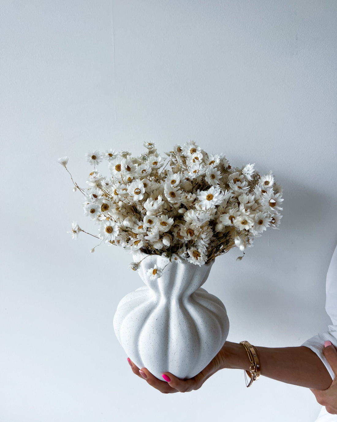 DAISY DREAM DRIED FLOWER ARRANGEMENT IN WHITE VASE - PRE ORDER DECEMBER