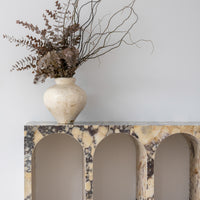 SORRENTO EN GOLD LAGUNA VASE NATURAL WHITE WITH PRESERVED GUM ARRANGEMENT - PRE ORDER MAY