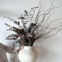 SORRENTO EN GOLD LAGUNA VASE NATURAL WHITE WITH PRESERVED GUM ARRANGEMENT - PRE ORDER MAY