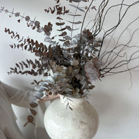 SORRENTO EN GOLD LAGUNA VASE NATURAL WHITE WITH PRESERVED GUM ARRANGEMENT - PRE ORDER MAY