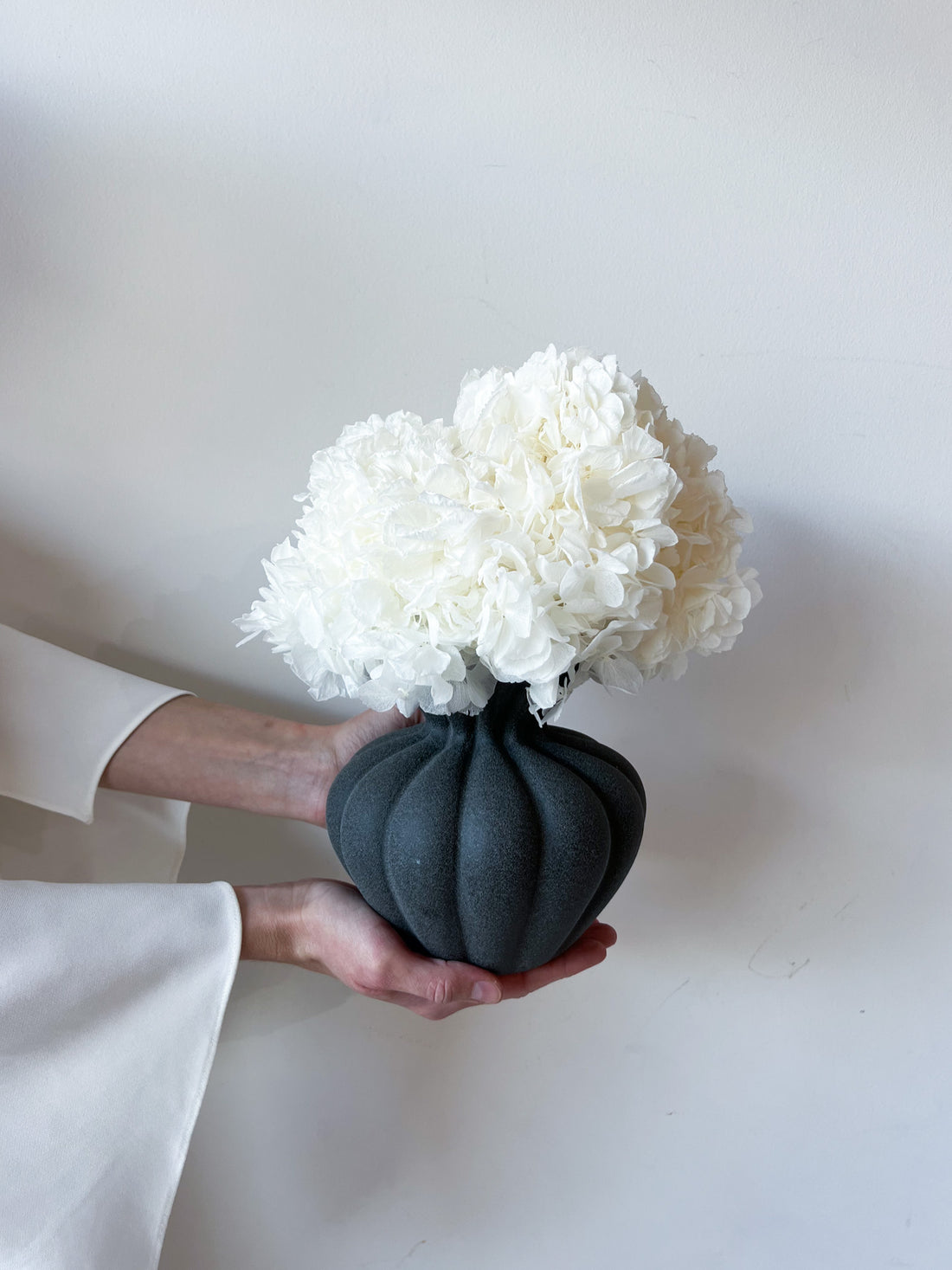 AURELIA PRESERVED HYDRANGEA ARRANGEMENT IN CHARCOAL BASMA VASE