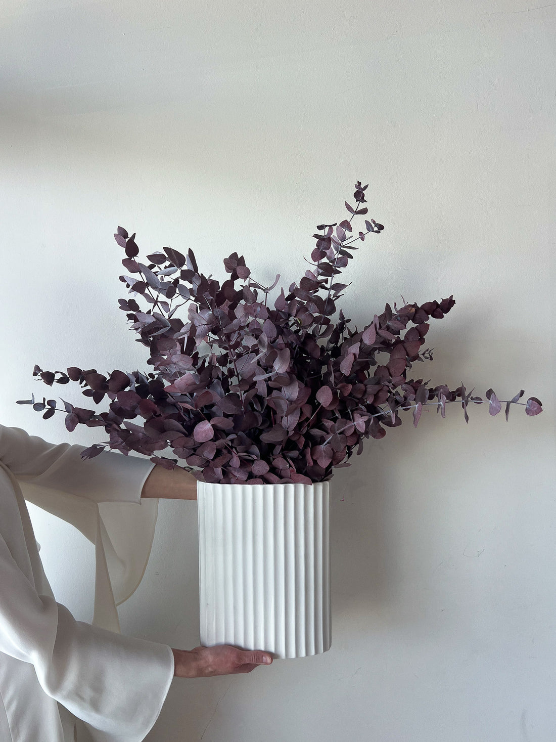 PRESERVED GUM EN MASSE IN WHITE RIPPLE VASE - MARONE