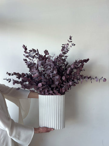 PRESERVED GUM EN MASSE IN WHITE RIPPLE VASE - MARONE