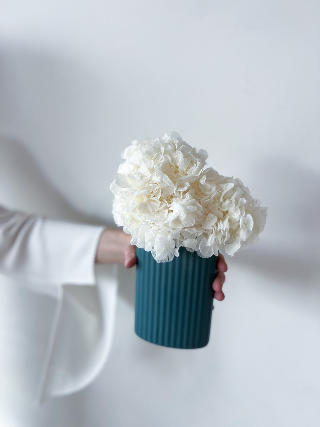 MINI RIPPLE VASE AND PRESERVED HYDRANGEA ARRANGEMENT - STEEL BLUE X WHITE