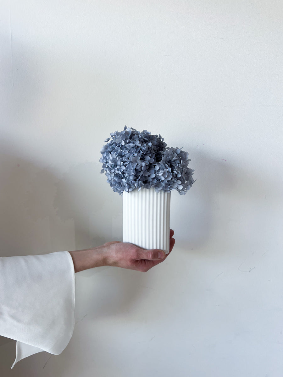 MINI RIPPLE VASE AND PRESERVED HYDRANGEA ARRANGEMENT - WHITE X GREY BLUE